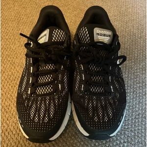 WOMENS - Under Armour charged Rogue - Womens Running Shoes - SIZE 7